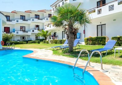 На първа линия през септември в Касандра, Гърция: Нощувка на човек със закуска и вечеря + басейн в Xenios Dolphin Beach Hotel***