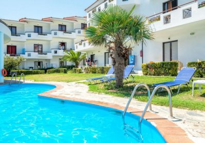 На 1-ва линия в Xenios Dolphin Beach Hotel***, Касандра, Гърция! 5+ нощувки на човек със закуски и вечери + басейн