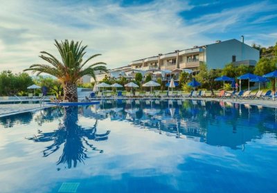 На първа линия в Касандра, Гърция: Нощувка на човек със закуска и вечеря + басейн, чадър и шезлонг на плажа в Xenios Anastasia Resort & Spa 5*