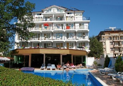 Нощувка на човек със закуска + басейн в хотел Лотос, Китен до плаж Атлиман