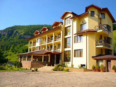Уикенд в Рибарица! 2 нощувки на човек със закуски, обеди и вечери от хотел Вежен***