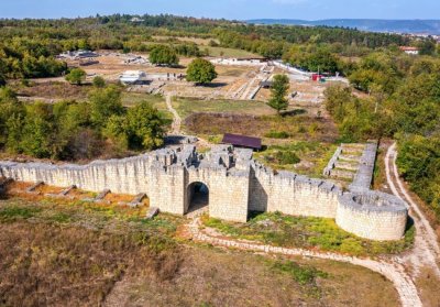 Екскурзия до Плиска, Златни пясъци, Балчик и Велики Преслав! Автобусен транспорт от Плевен + 1 нощувка на човек със закуска и вечеря