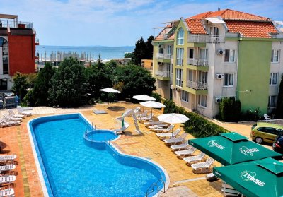 Почивка на 50м. от плажа в Равда: Нощувка на човек + басейн от Минт Фемили Хотел