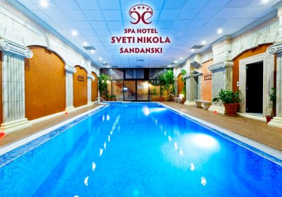 Нощувка в НЕДЕЛЯ за ДВАМА със закуска и вечеря, бутилка вино + СПА, минерален басейн в хотел Свети Никола****, Сандански!