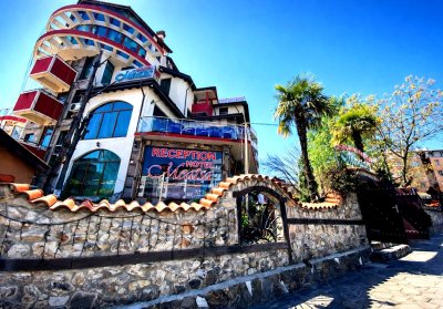 Почивка в Кърджали: Нощувка на човек със закуска от хотел Меаца