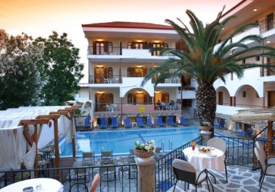 На 300м. от плажа в Ханиоти! 2+ нощувки със закуски на човек + басейн в Hotel Calypso, Касандра, Гърция