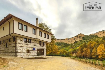 Нощувка на човек със закуска в хотел Речен Рай, Мелник