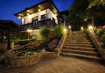 Почивка до Габрово: Нощувка на човек със закуска от Семеен хотел Фенерите