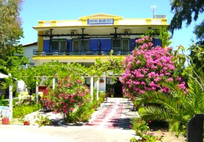 На 40м. от плажа на о. Тасос, Гърция: Нощувка на човек със закуска в Blue Bay Beach Hotel, Кинира