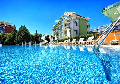 Почивка на 50м. от плажа в Равда: Нощувка на човек със закуска, обяд и вечеря + басейн от Минт Фемили Хотел