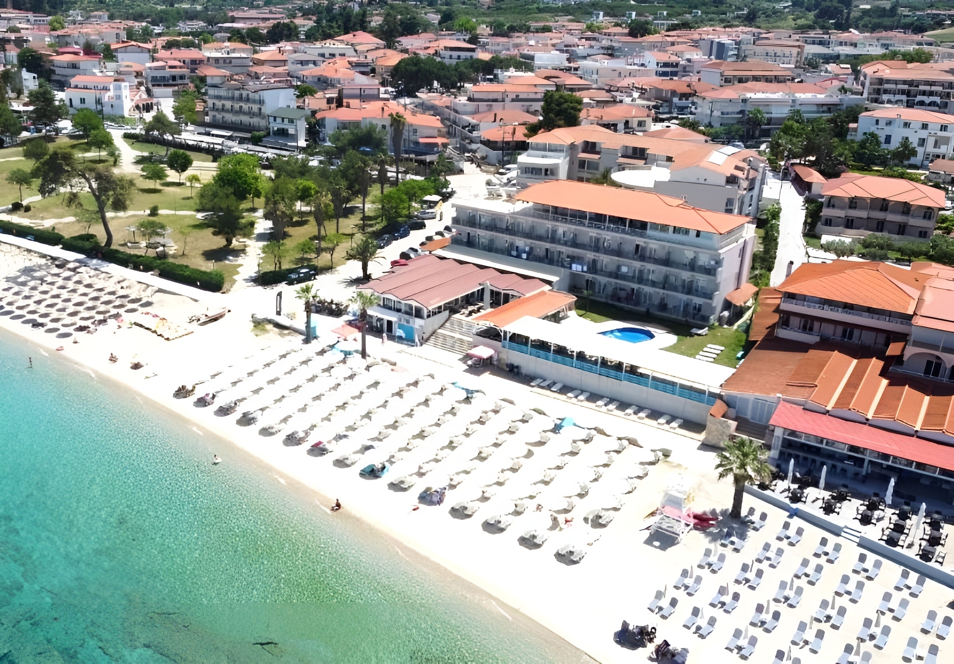 На първа линия в Ханиоти, Гърция: Нощувка на човек със закуска и вечеря + басейн в Hanioti GrandOtel 4*