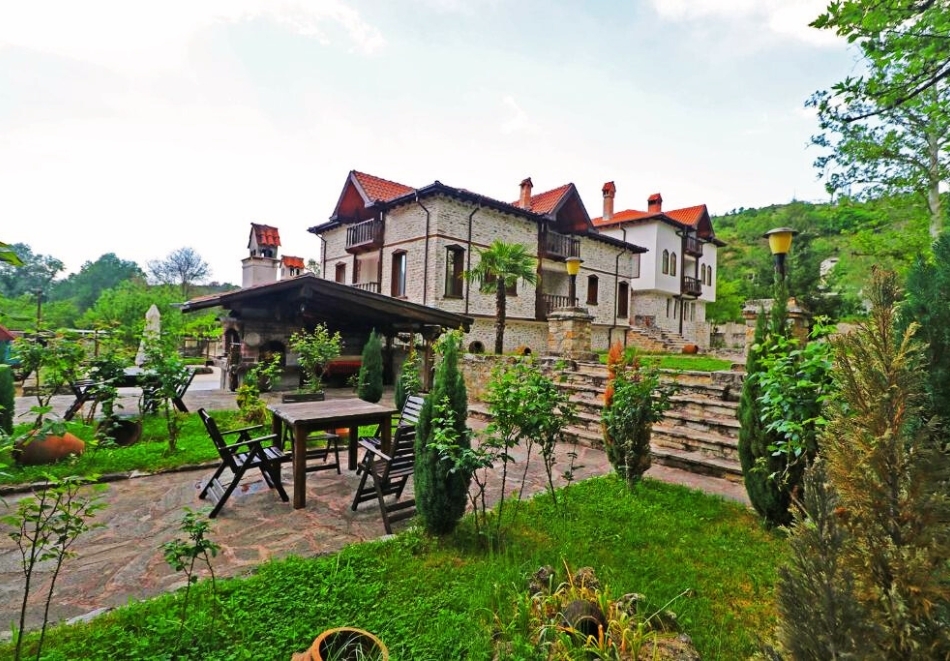 Нощувка на човек със закуска и вечеря + паркинг в семеен хотел Макензен, Мелник