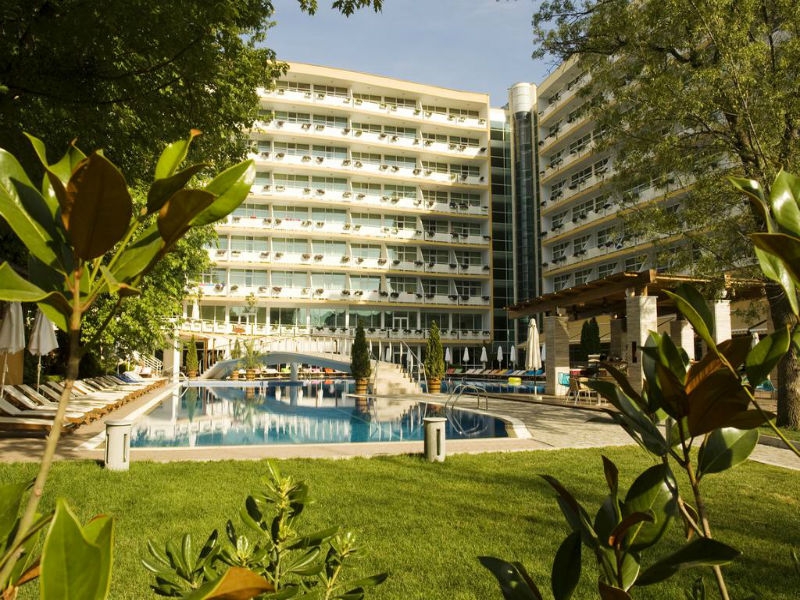 Нощувка на база All Inclusive + басейн на 80 м. от плажа в Гранд хотел Оазис, Слънчев бряг