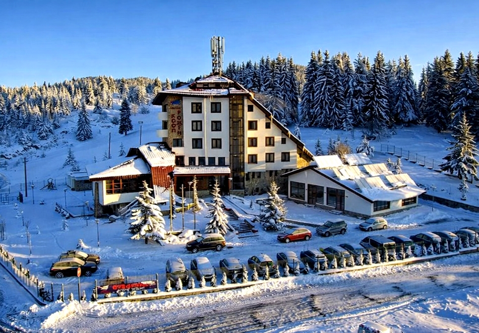 Почивка в Пампорово: Нощувка на човек със закуска + топъл закрит басейн и релакс зона от хотелски комплекс КООП Рожен