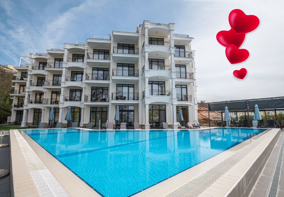 Свети Валентин в Балчик: 2 нощувки за двама със закуски и вечери, едната романтична + релакс зона от Комплекс Самара