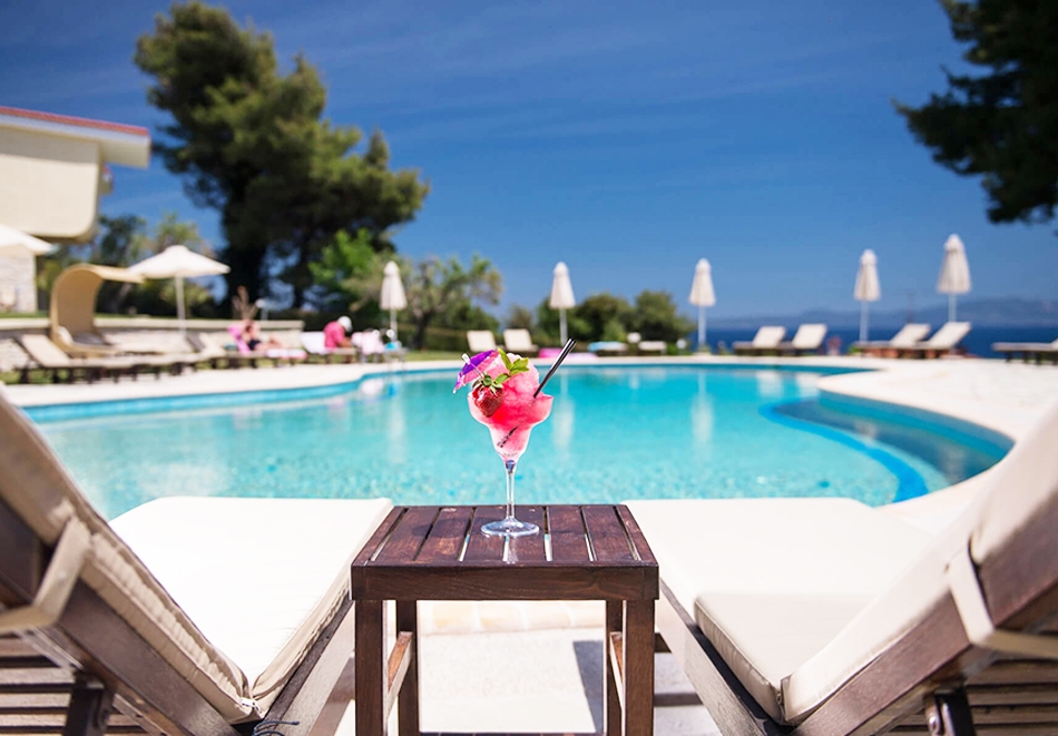 Лято 2020 в Криопиги, Халкидики, Гърция! Нощувка за двама или трима, закуска по избор + басейн в хотел Alkion