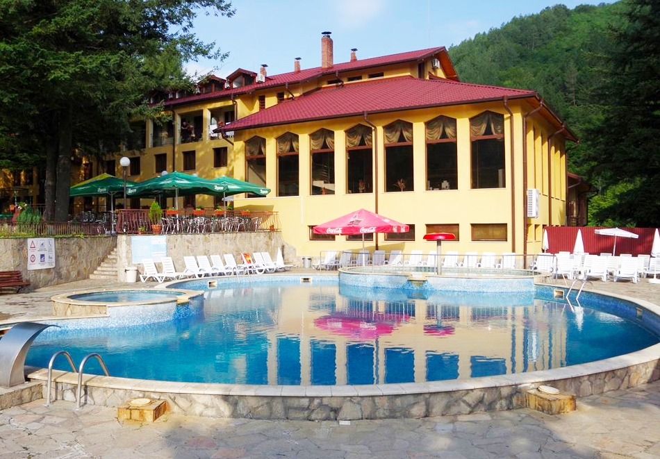 Уикенд за ДВАМА през Септември в хотел Балкан, с. Чифлик! 2 нощувки със закуски + минерален басейн и релакс зона