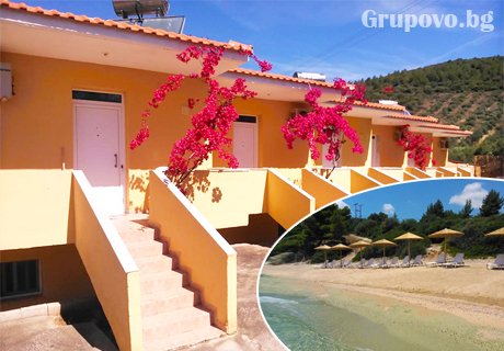 Нощувка в напълно оборудвана самостоятелна къщичка за до четирима на 100 метра от плажа с безплатни чадъри и шезлонги - комплекс Red Coral, Ситония, Гърция!