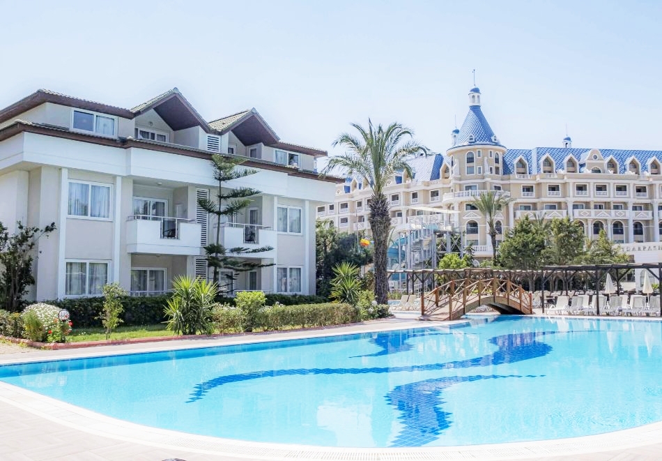 На 100м. от плажа в Алания, Турция: Автобусен транспорт + 7 нощувки на човек на база Ultra Аll Inclusive + басейни. Дете до 12.99г. БЕЗПЛАТНО!