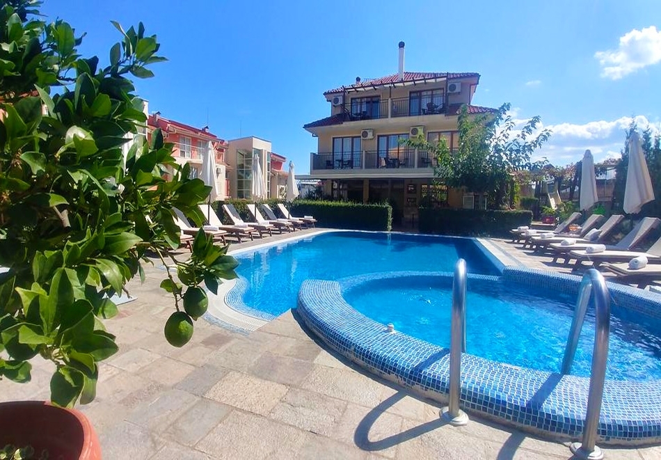 Нощувка на човек със закуска + басейн на 150 м. от плажа в хотел Музите, Созопол