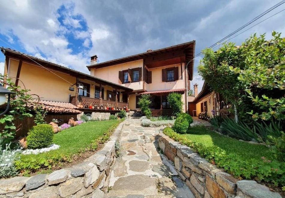 Почивка в Копривщица: Нощувка на човек или наем на цяла къща с капацитет 14 човека в къщи за гости Колорит