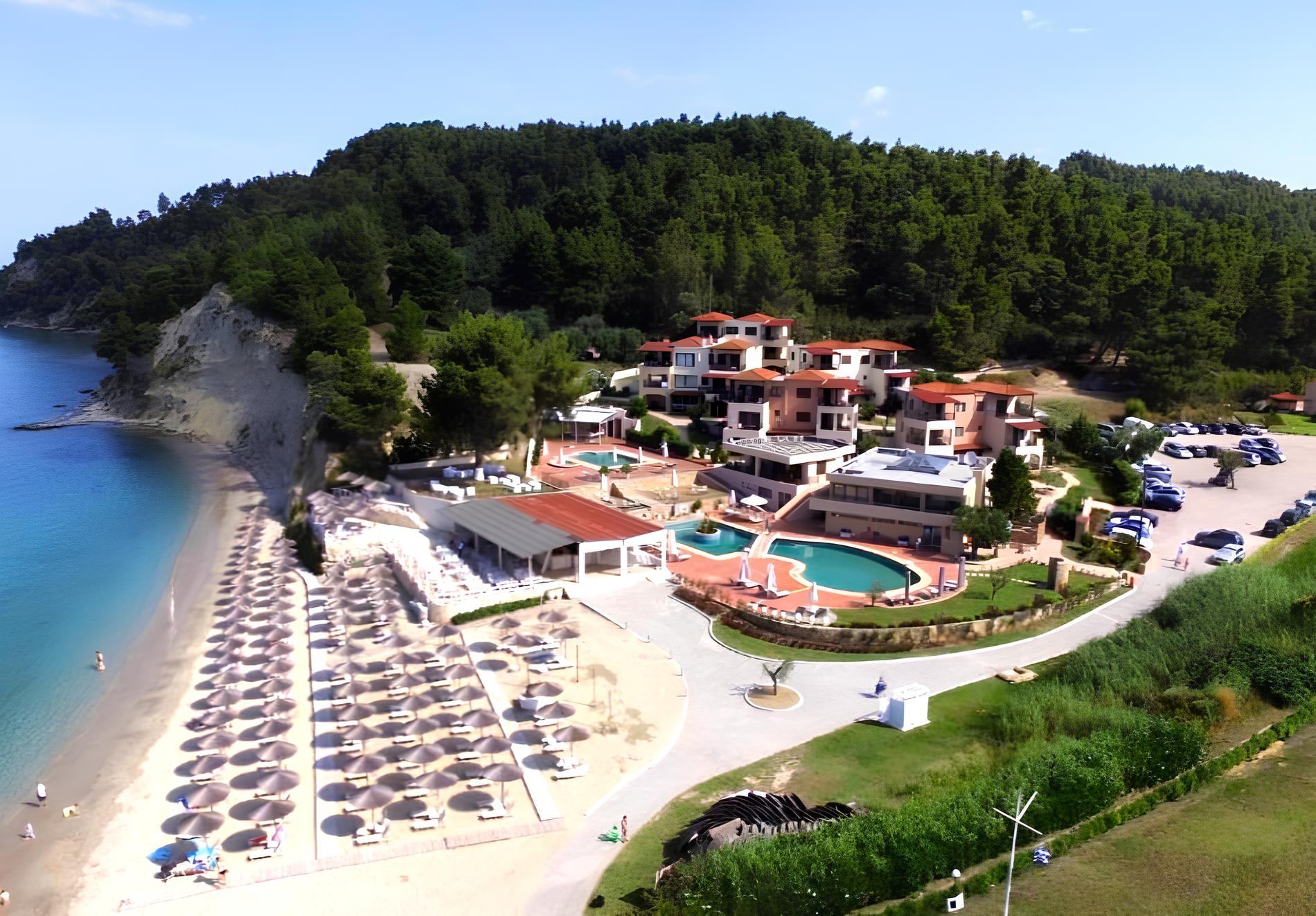 На първа линия в Елани, Гърция! Нощувка на човек със закуска + 3 басейна в Elani Bay Resort****