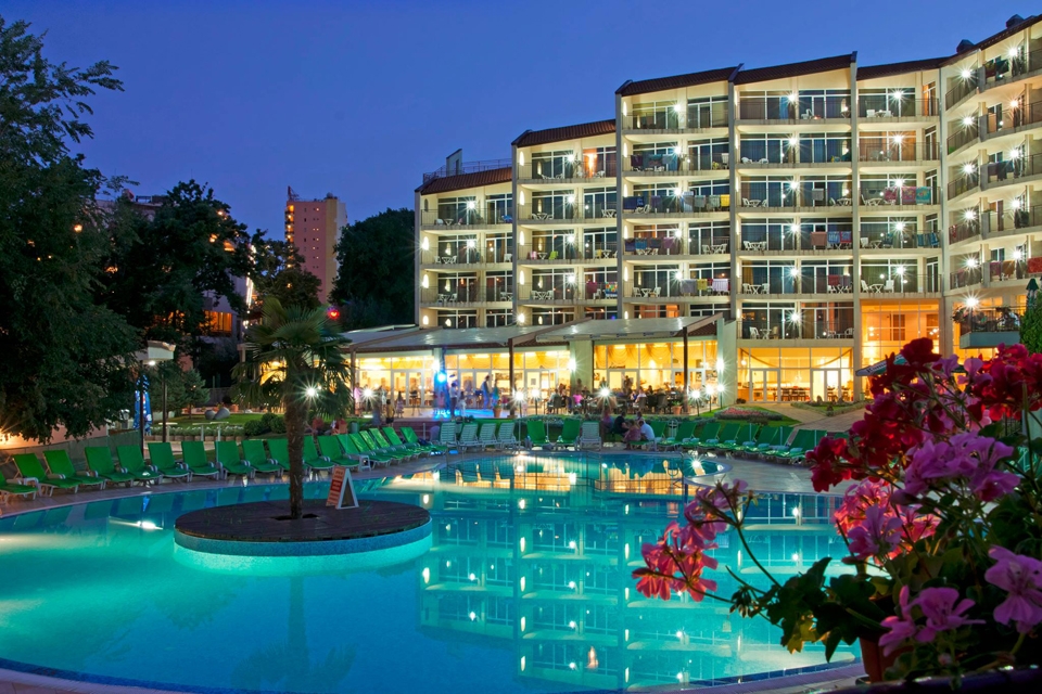 Нощувка на човек със закуска + басейн в хотел Мадара****, Златни пясъци . Дете до 12г. - безплатно