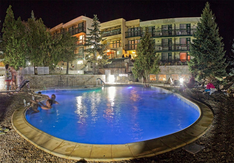 1, 3 или 5 нощувки на човек със закуски + басейн с минерална вода в хотел Виталис, к.к. Пчелински бани до Костенец