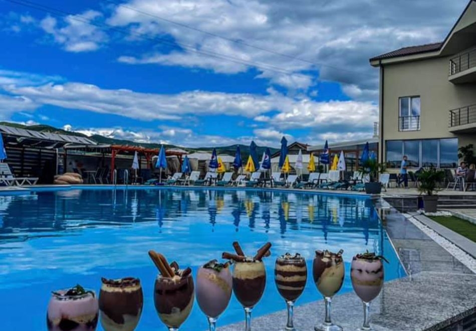 Уикенд до Делчево, Берово и Кочани, Северна Македония: Транспорт + нощувка на човек със закуска и вечеря + басейн в хотел Sunrise от ТА Роял Холидейз