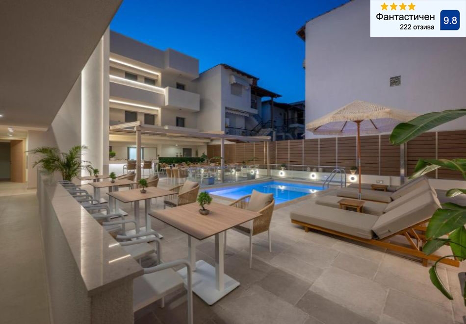 На 100м. от плажа в Касандра, Гърция: Нощувка на човек със закуска в Sandy Seaside Suites****, Неа Флогита