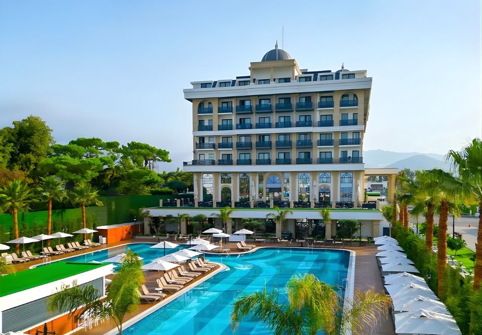 През май в Алания, Турция: Самолетен билет от София + 7 нощувки на човек на база Ultra All Inclusive в Serenity Queen Hotel Lux 5*