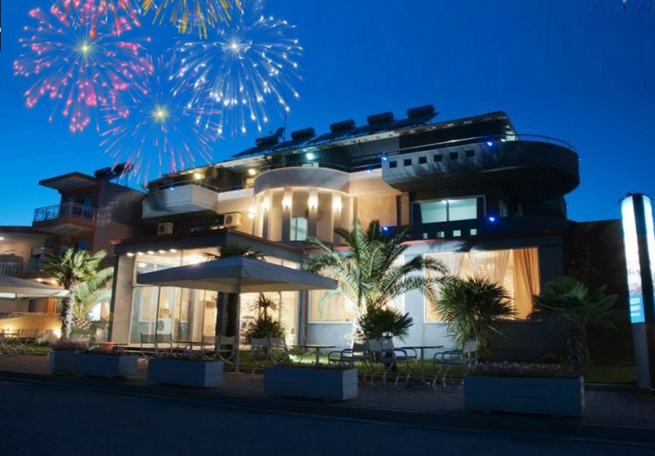 Нова Година в Паралия Катерини, Гърция! Транспорт, 3 нощувки със закуски и 2 вечери от хотел Yakinthos и Караджъ Турс