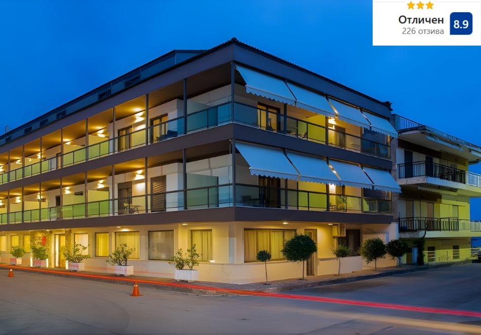 На метри от плажа в Коринос, Гърция: Нощувка на човек със закуска в Mavridis hotel***