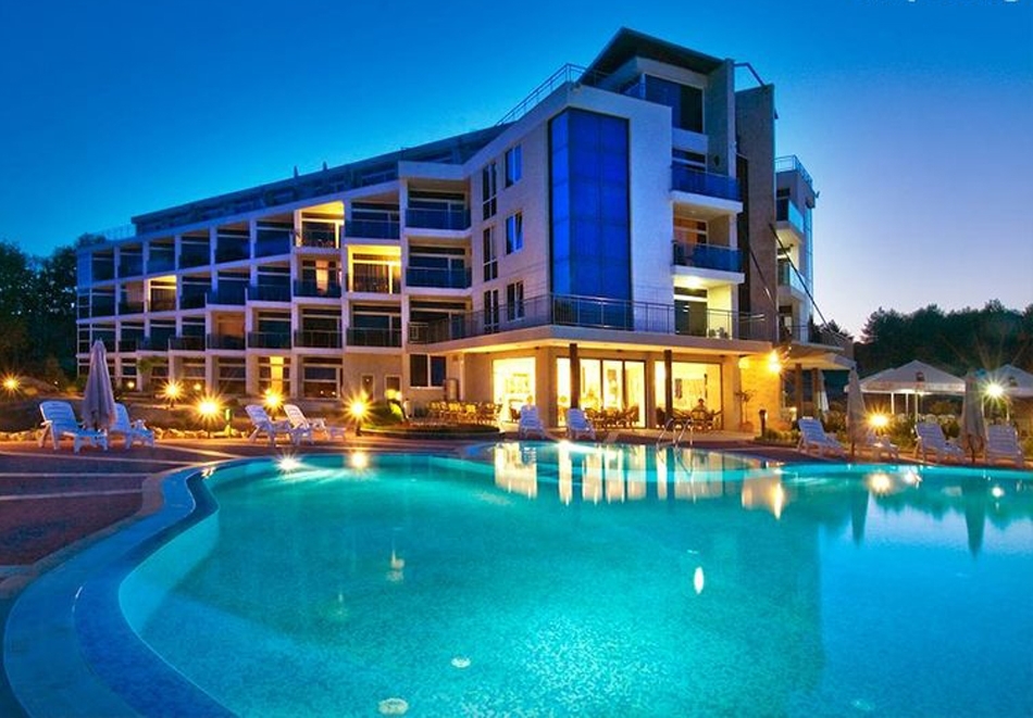 Почивка на брега на къмпинг Каваци, Созопол! 3 нощувки на човек със закуски + басейн от хотел Южна Перла