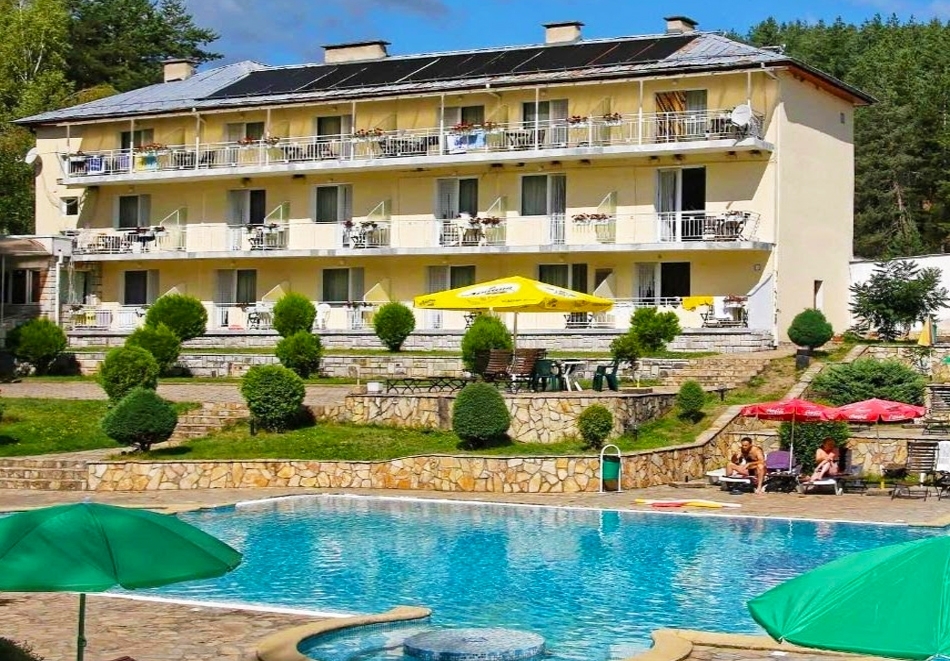 Лято във Велинград! Нощувка на човек със закуска и вечеря + басейн в хотел Зора