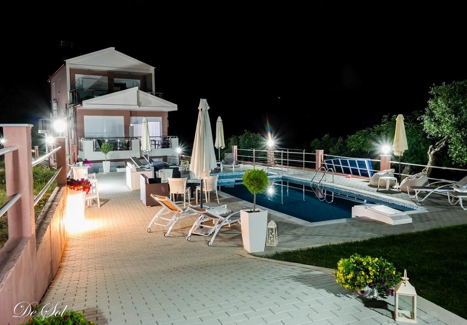 Лято 2019 на о. Тасос на 100м. от плажа! Нощувка за трима или четирима + басейн и фитнес в хотел De Sol, Гърция!