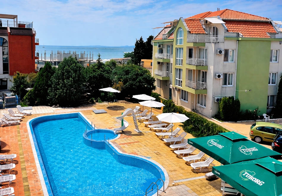 Почивка на 50м. от плажа в Равда: Нощувка на човек + басейн от Минт Фемили Хотел