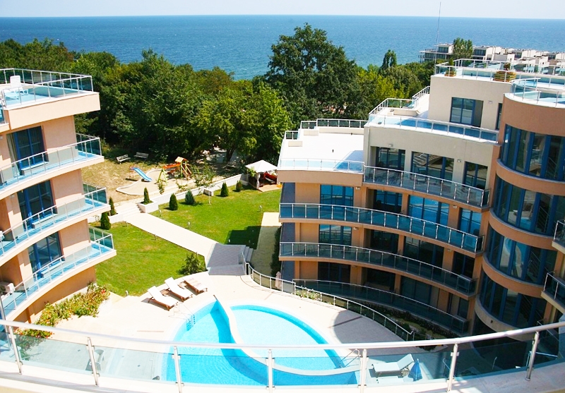 2, 4 или 6 нощувки със закуски за двама + басейн, чадър и шезлонг на плажа в хотел Аквамарин, Обзор - на 100 м. от плажа!