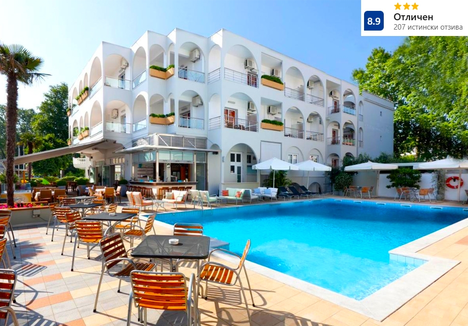 На 60м от плажа в Платамонас, Гърция: Нощувка на човек със закуска и вечеря + басейн в Kronos Hotel, дете до 6 г. безплатно