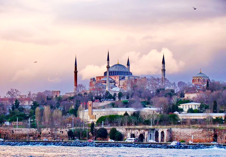 Екскурзия до Истанбул! Транспорт + 3 нощувки на човек със закуски от Юбим Травел