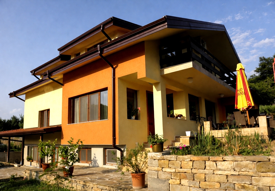 Почивка края Трявна: Нощувка за 15 човека и ползване на ободурвана кухня и механа от Семеен хотел Куклите 2