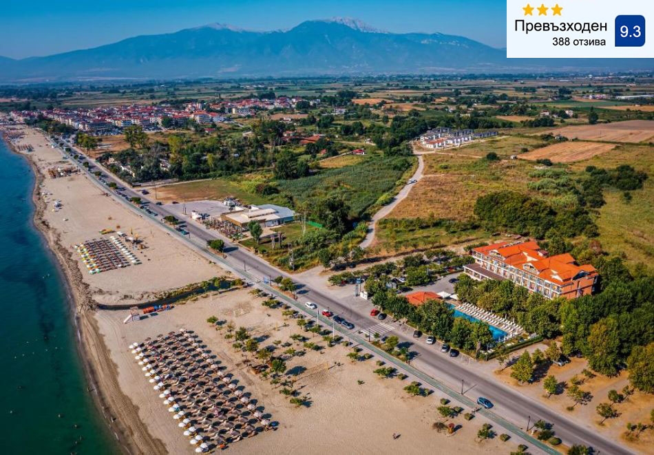 На първа линия в Олимпийска Ривиера: Нощувка на човек със закуска + басейн в хотел Giannoulis