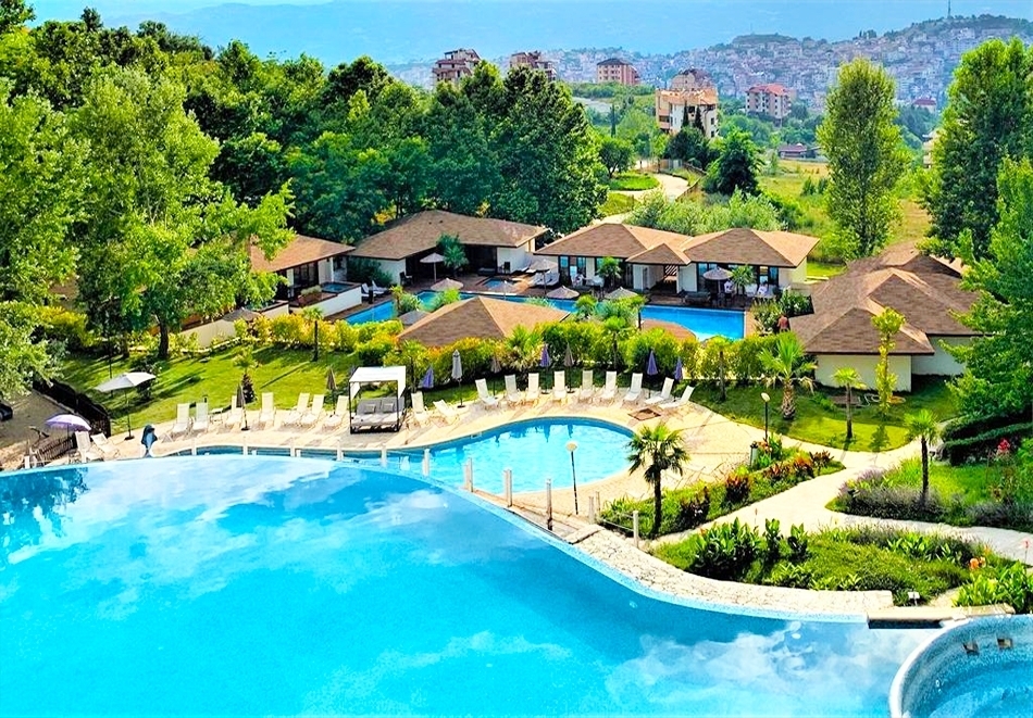 Релакс в Сандански: Нощувка във вила от 2 до 6 човека със закуска и вечеря + минерални басейни в СПА вили Медите 5*