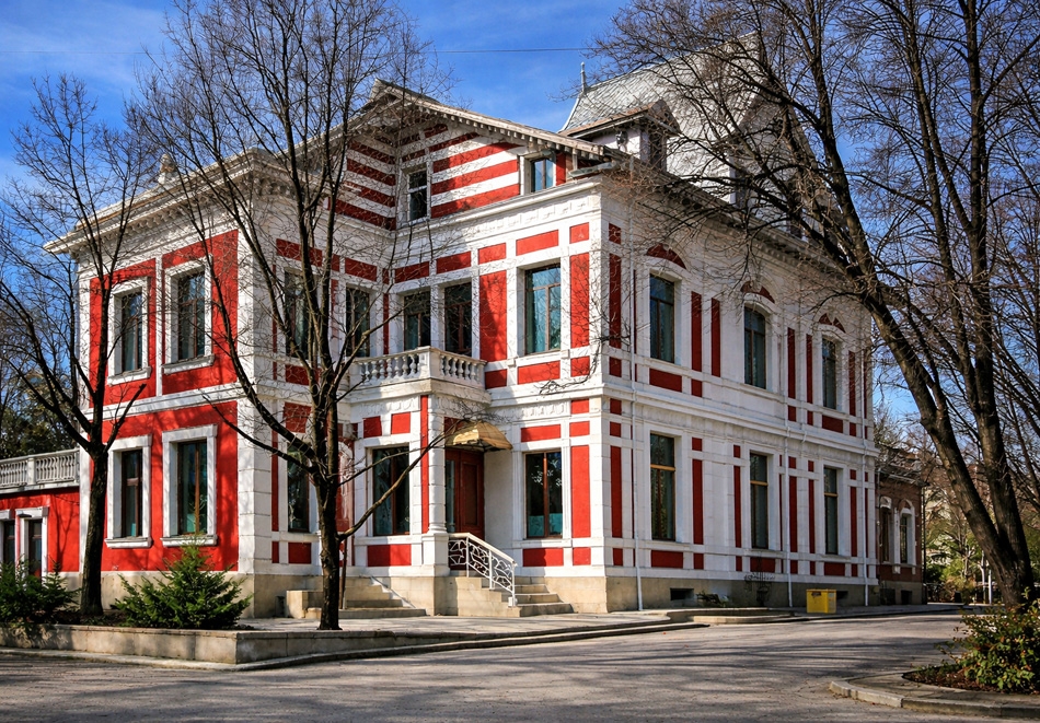 Почивка в Русе: Нощувка на човек и възможност за закуска от хотел Роджърс