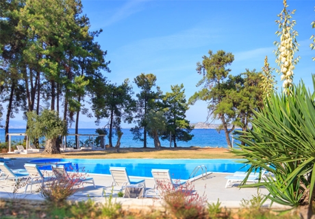 Лято 2019 на първа линия на о.Тасос! Нощувка със закуска на човек + басейн в Hotel Aroma Beach, Гърция!