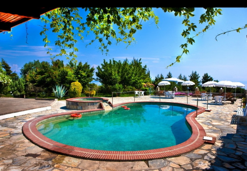 Септември в Халкидики, Гърция! Нощувка на човек със закуска + басейн в хотел Pashos***, Криопиги