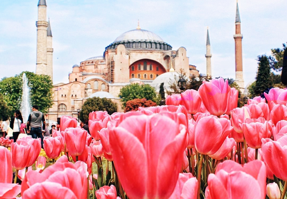 Екскурзия за фестивалa на лалето в Истанбул! Транспорт + 2 нощувки на човек със закуски +  възможност за посещение на WATERGARDEN ISTANBUL от Еко Тур