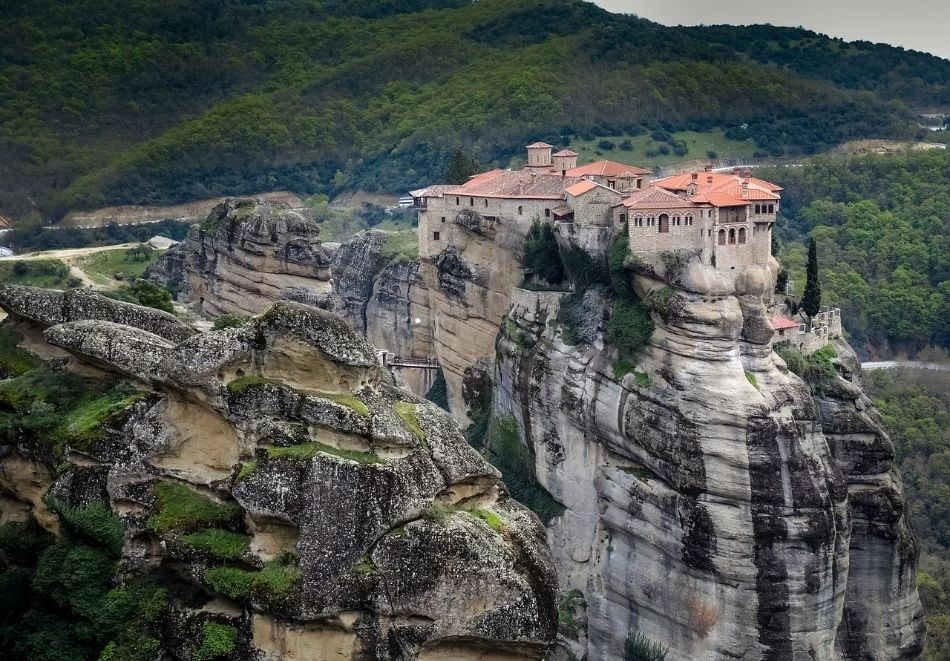 Екскурзия до Олимпийска ривиера, Гърция: Автобусен транспорт от София или Плевен + 3 нощувки на човек със закуски + посещение на Метеора и обиколка на Солун