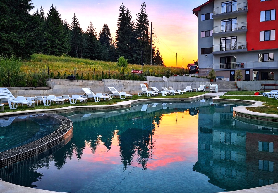 Почивка в Сърница: Нощувка на човек с възможност за закуска, обяд или вечеря + басейн през лятото от къща за гости Хисарски