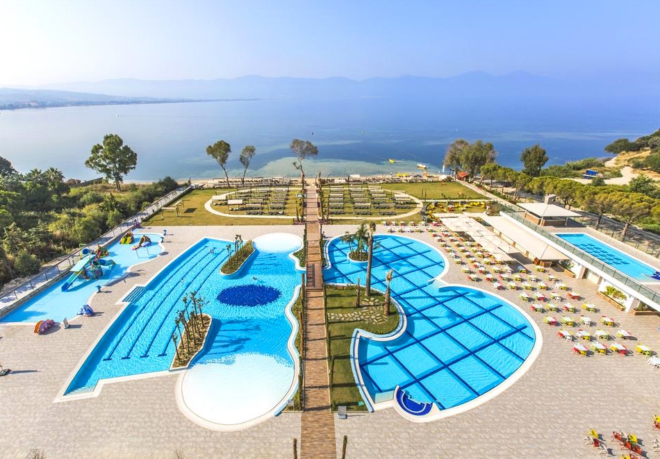5 нощувки на човек на база Ultra All Inclusive + 3 басейна, мини аквапарк и частен плаж от хотел Amara Sea Light 5* в Кушадасъ, Турция!